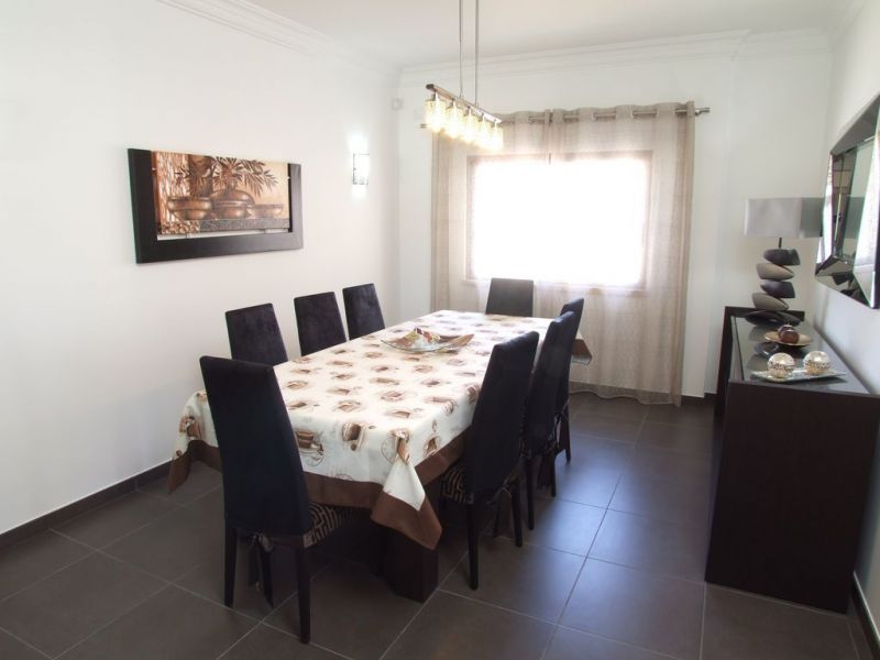 Cantinho Oliveiras - Albufeira villa dining area